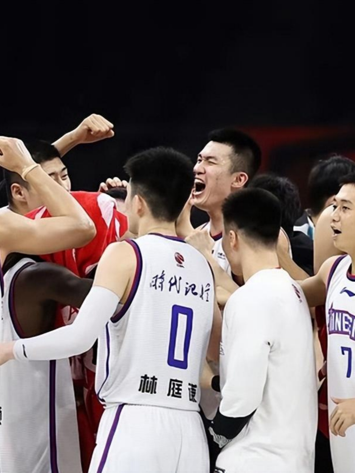 广东宏远发布备战花絮，今夜防线松动，全明星赛任务艰巨，赛程密集仍需轮换(广东宏远最新消息官网)